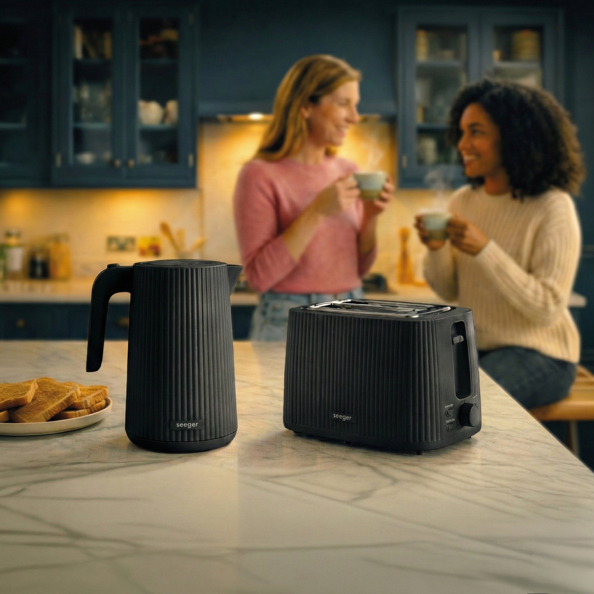 Seeger Water Kettle | Pleated Design Black