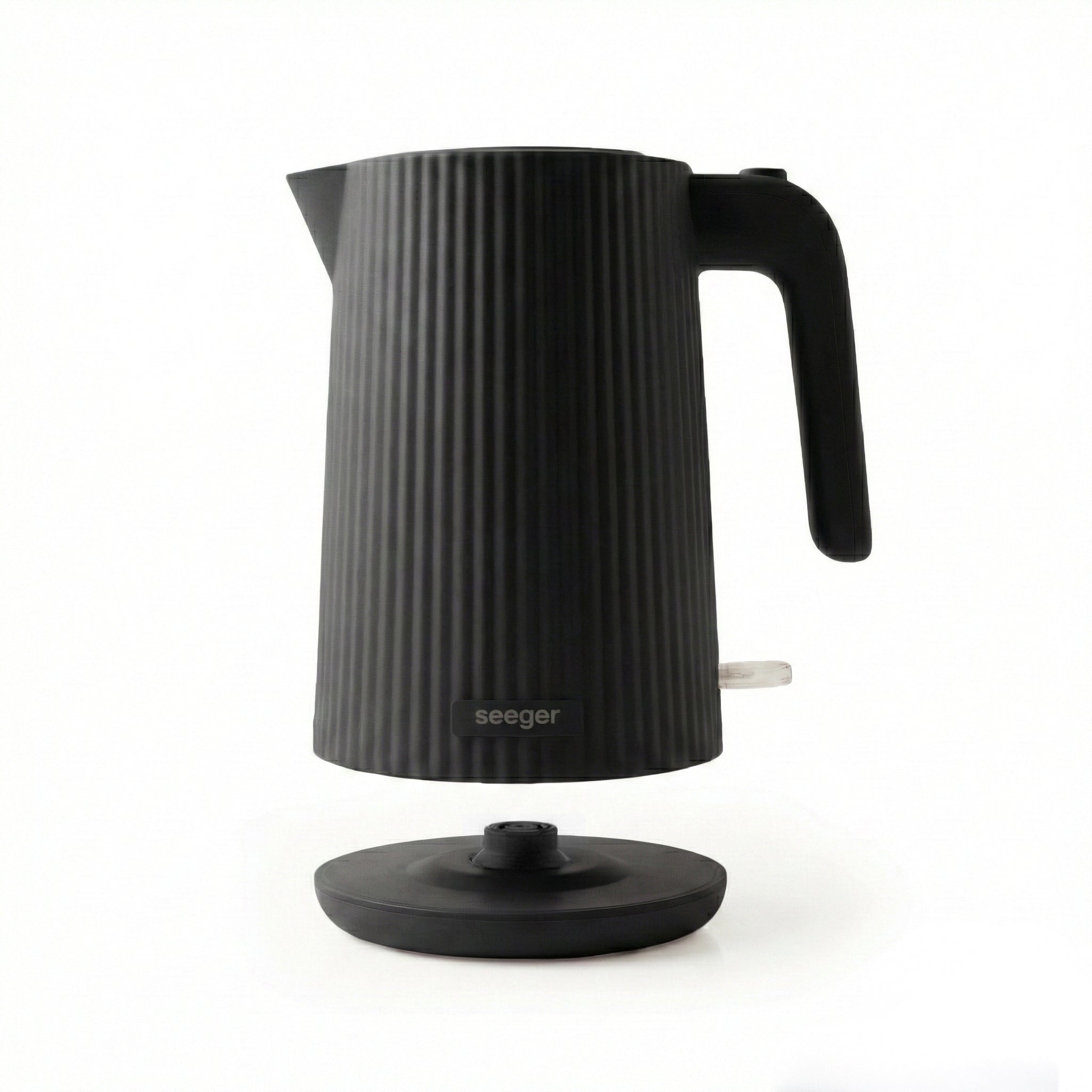 Seeger Water Kettle | Pleated Design Black