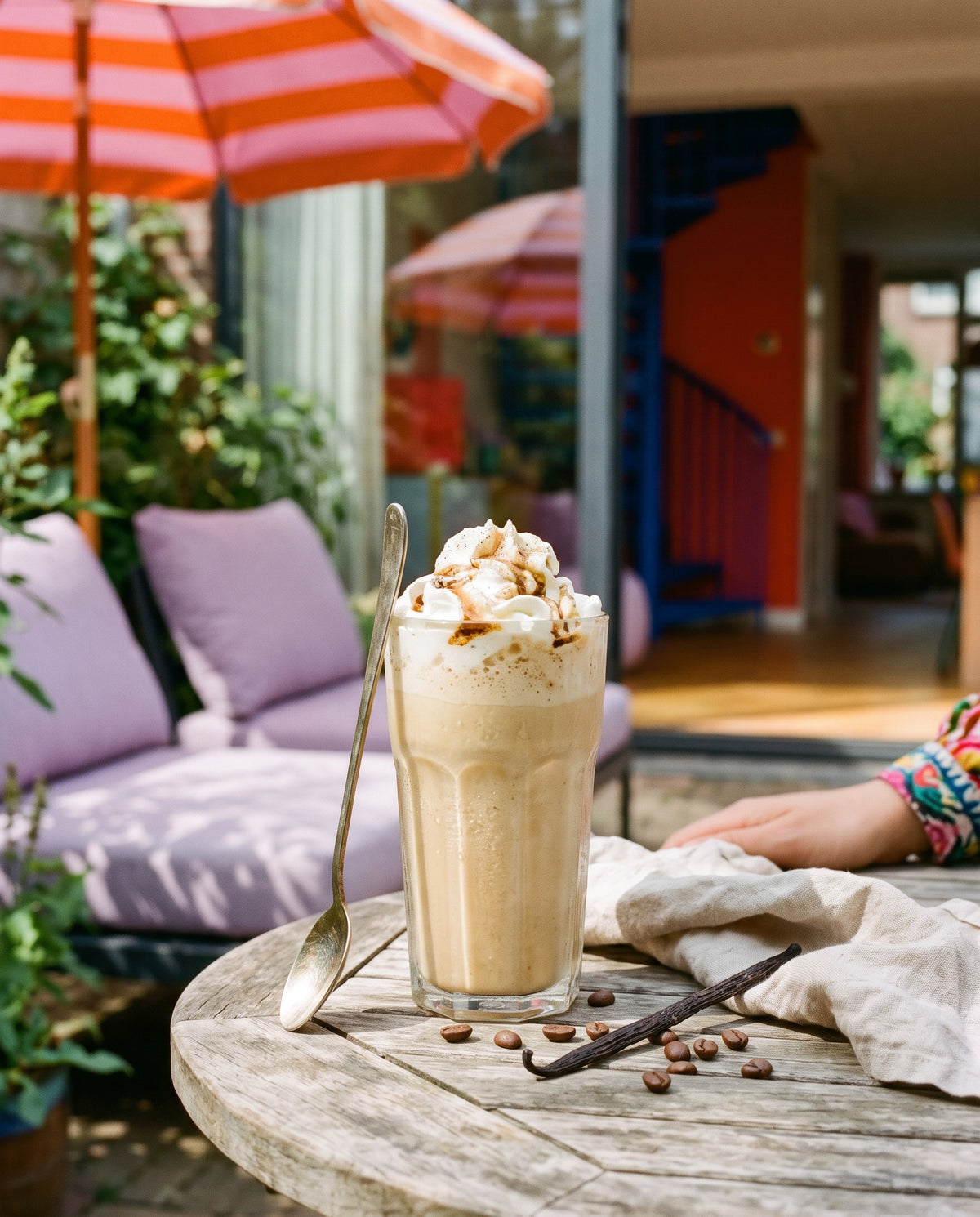 Vanilla iced coffee frappé, recipe photo